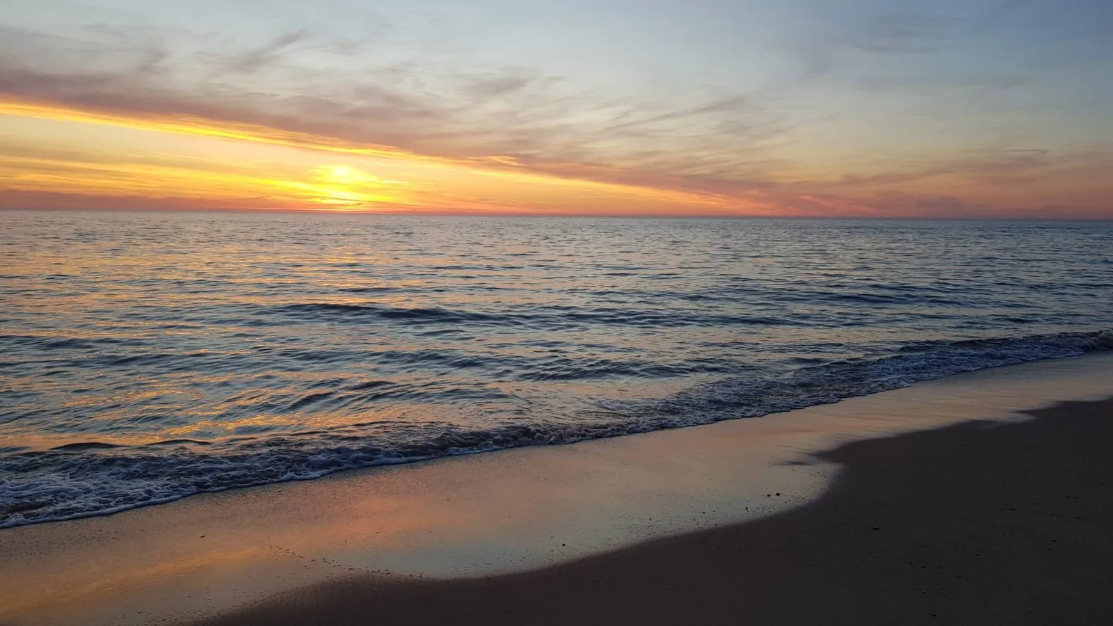 Coucher de soleil sur l'océan calme à Seignosse