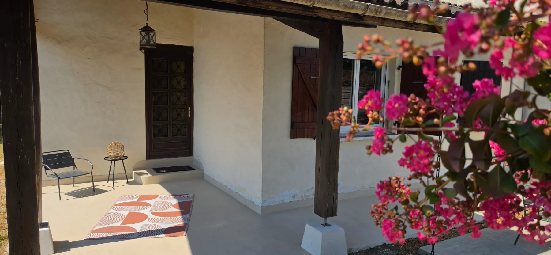 Entrée de la maison landaise Villa Zadig et lilas des Indes en fleurs, Seignosse