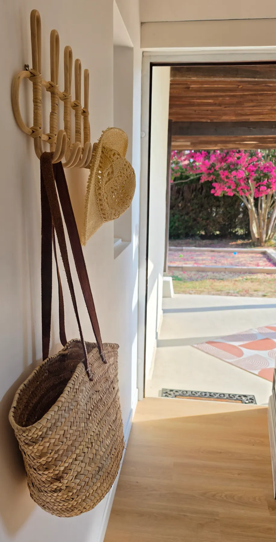 Entrée de la maison de vacances Villa Zadig à Seignosse, panier de plage et jardin fleuri