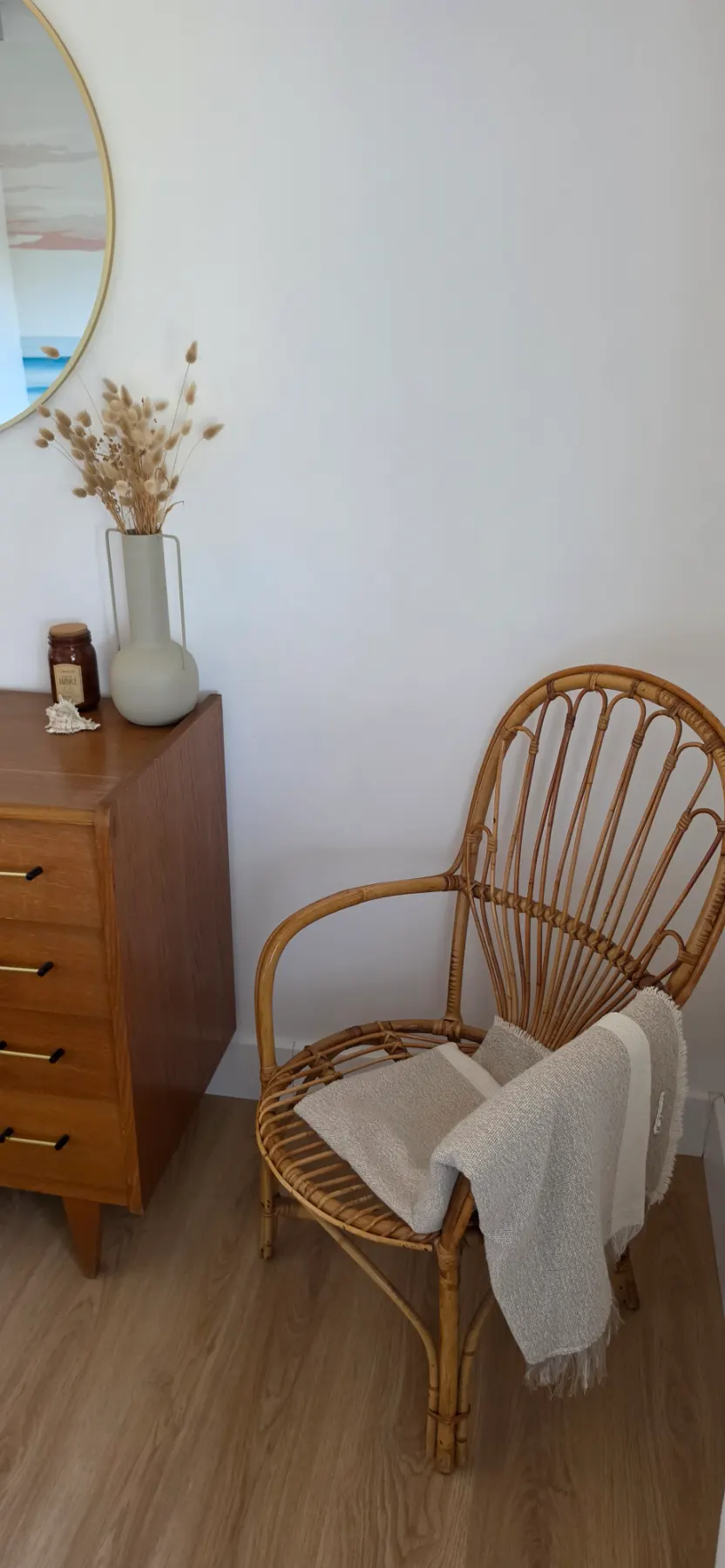 Fauteuil en rotin dans une chambre de la location à Seignosse