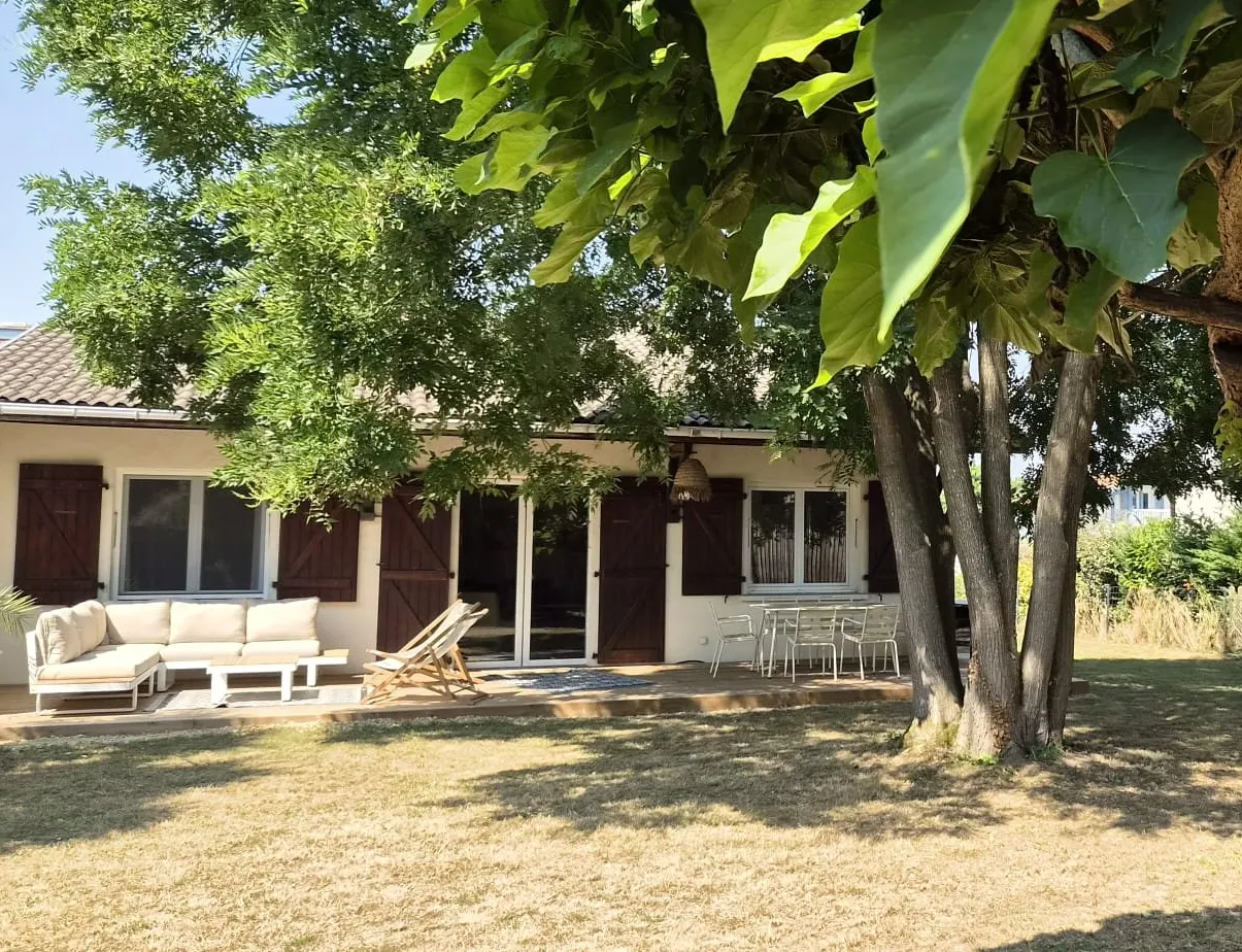 Jardin arboré de 600 m² de la maison de location Villa Zadig à Seignosse