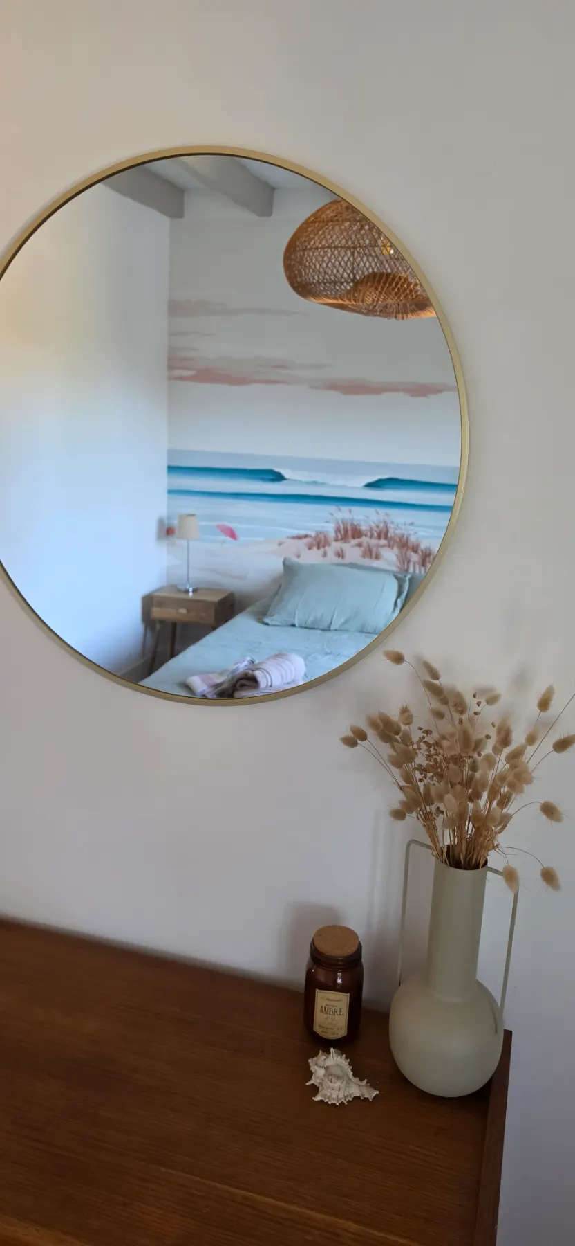 Miroir reflétant la chambre à fresque océan de Villa Zadig