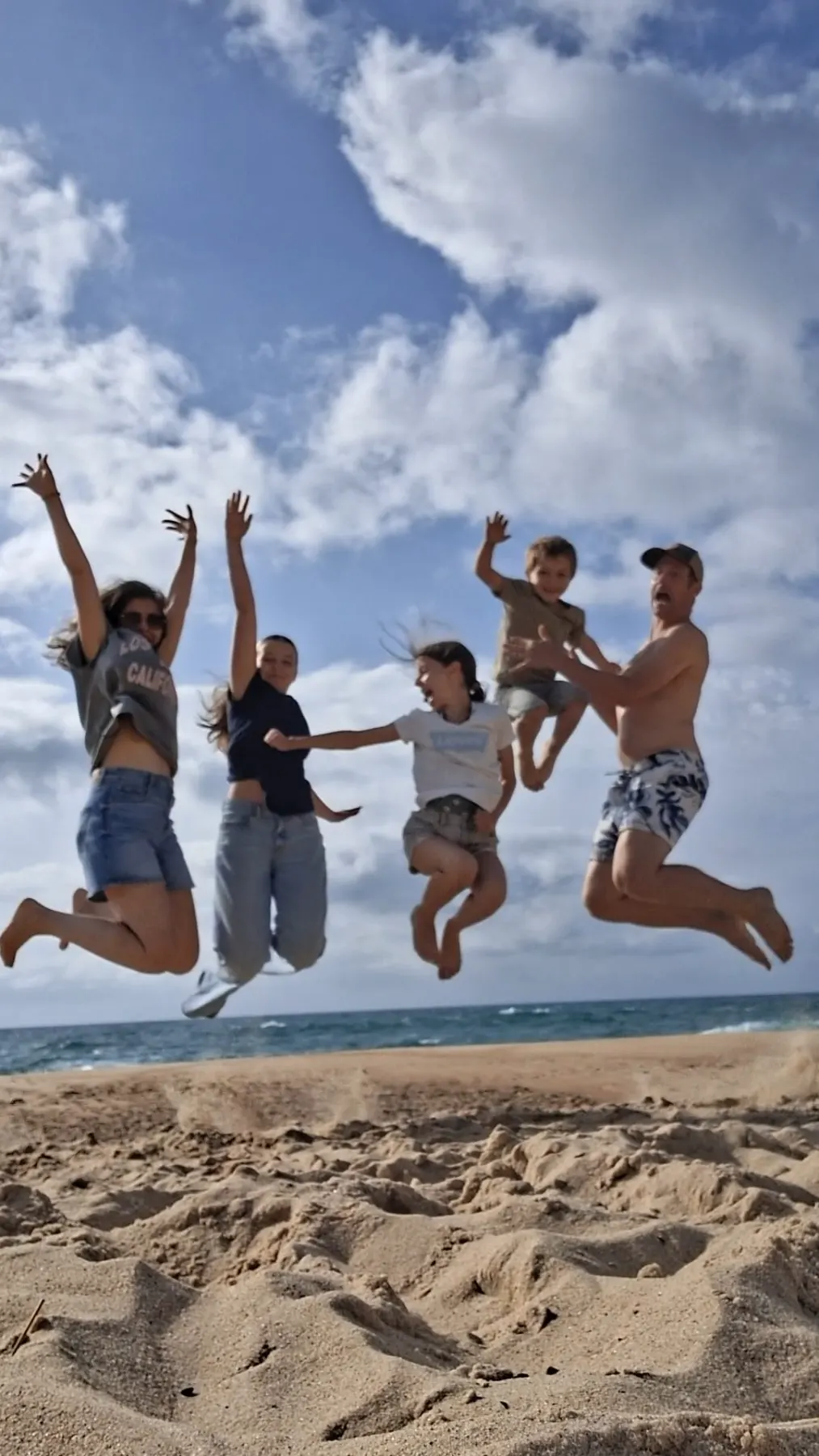 Les propriétaires de Villa Zadig, une famille de cinq, sur une plage des Landes