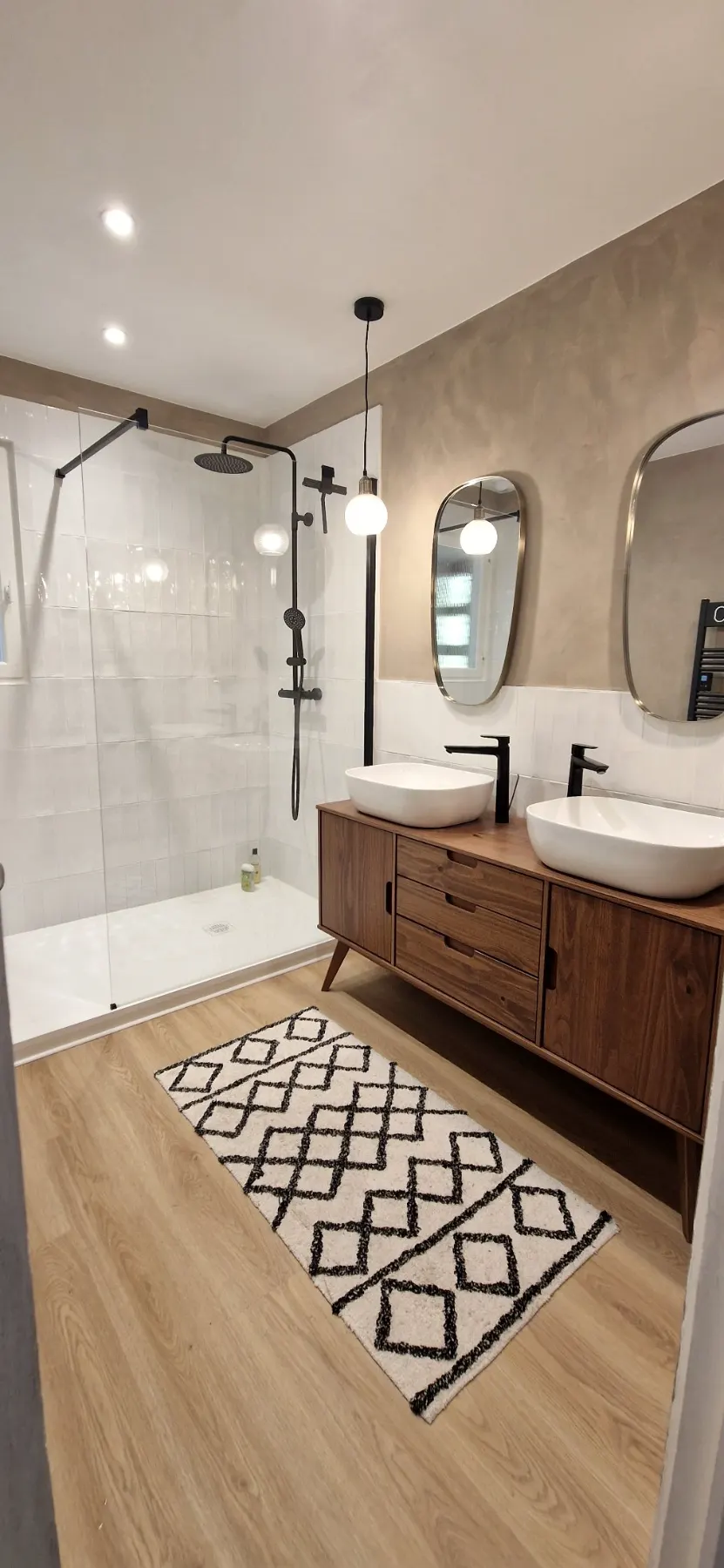 Salle d'eau avec double vasque et douche à l'italienne, Villa Zadig
