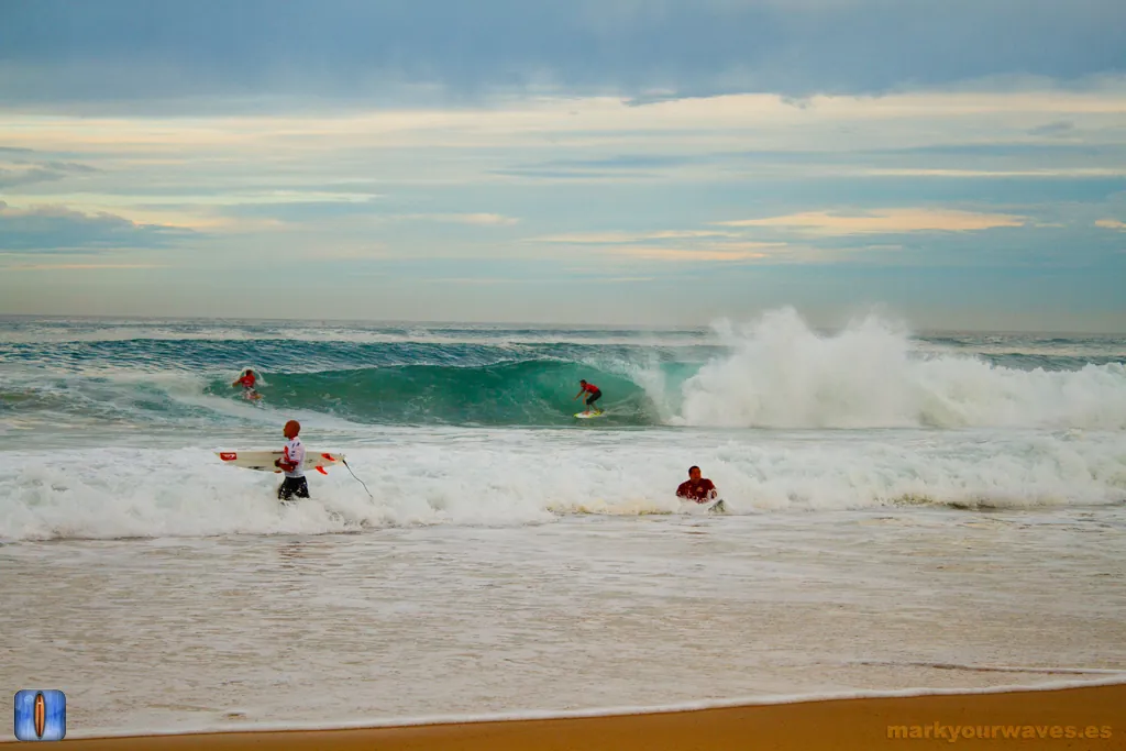 Surfistas en una ola en Hossegor