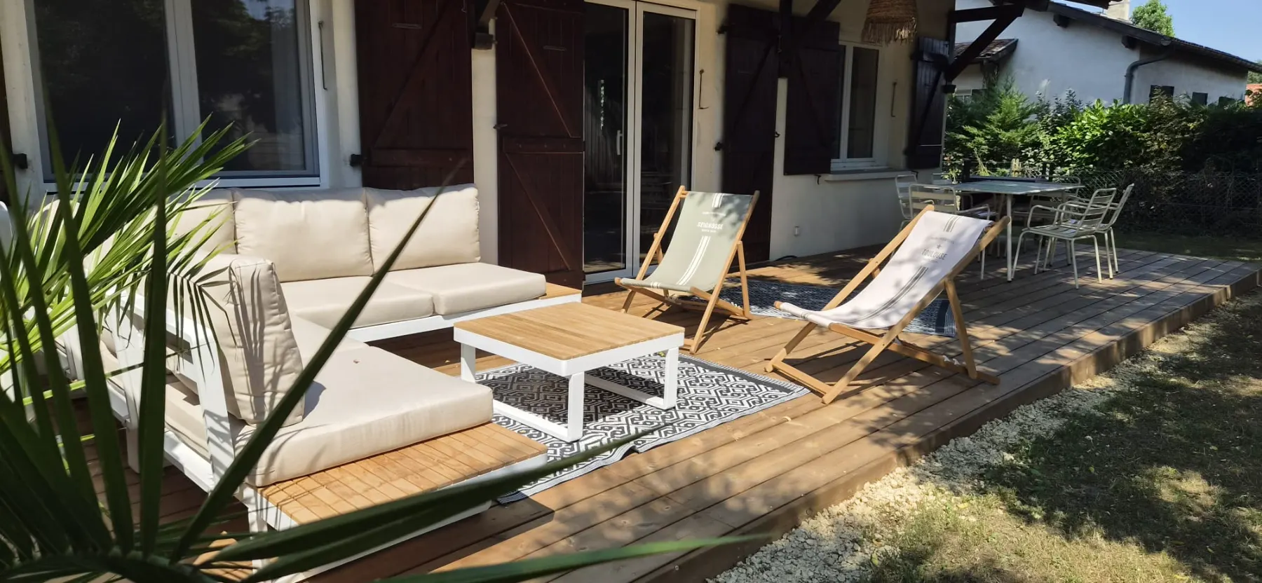 Terrasse en bois et salon d'extérieur de Villa Zadig à Seignosse