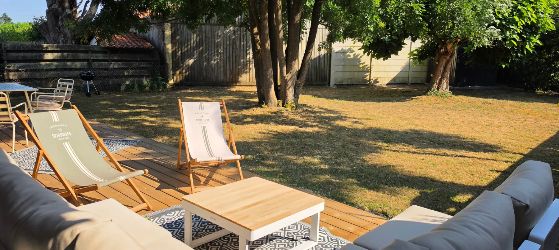 Terrasse, transats et jardin de la location de vacances Villa Zadig dans les Landes