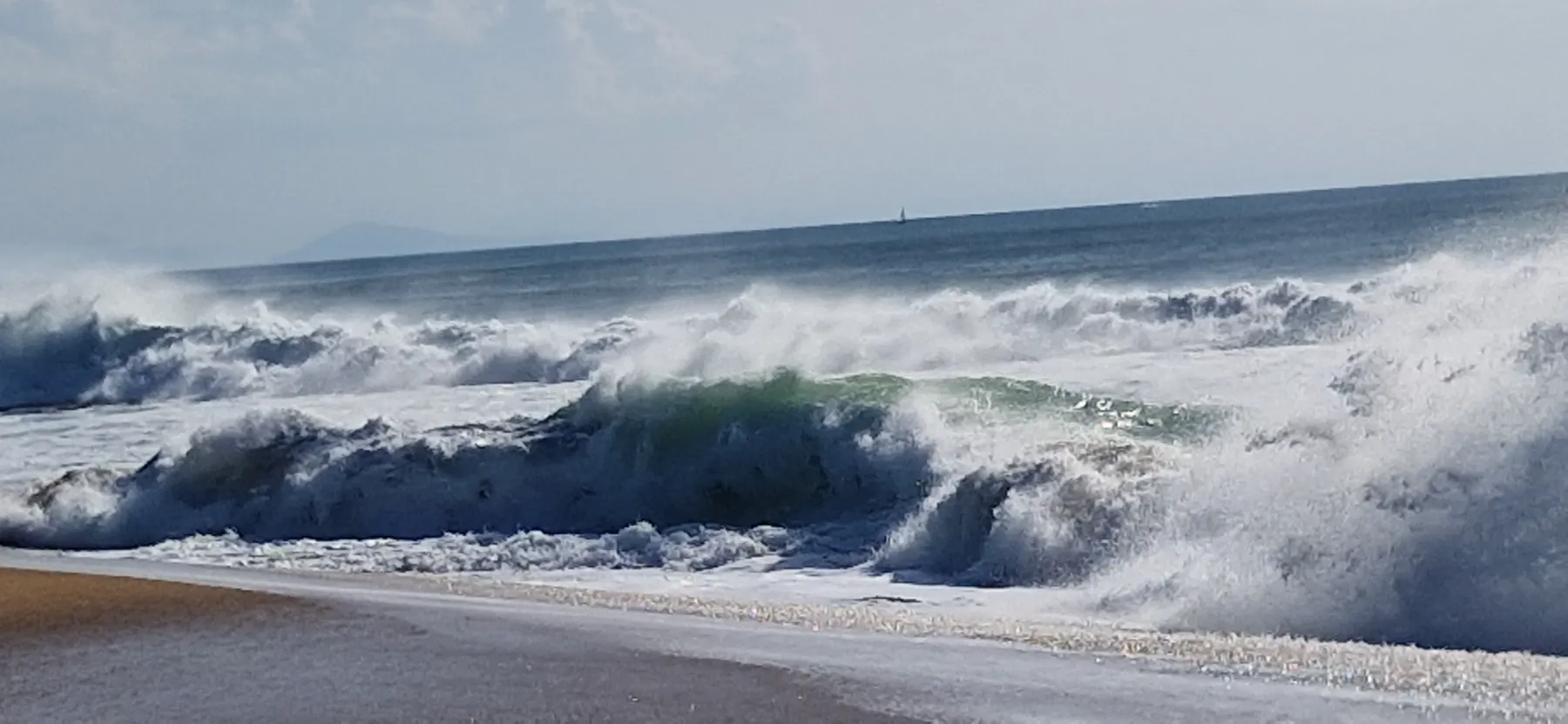 Vague déferlante sur l'océan entre Hossegor et Seignosse