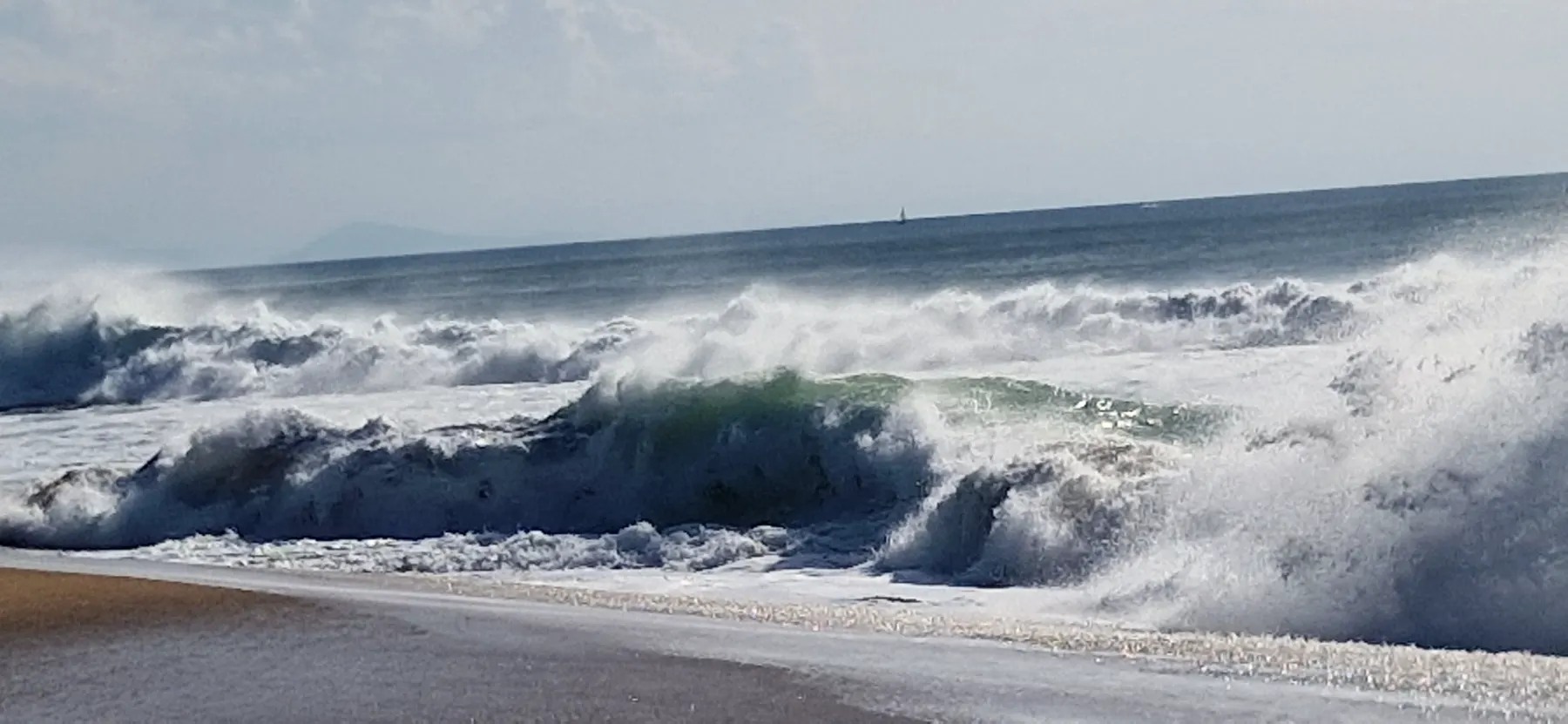 Vague de surf sur la plage des Estagnots à Seignosse